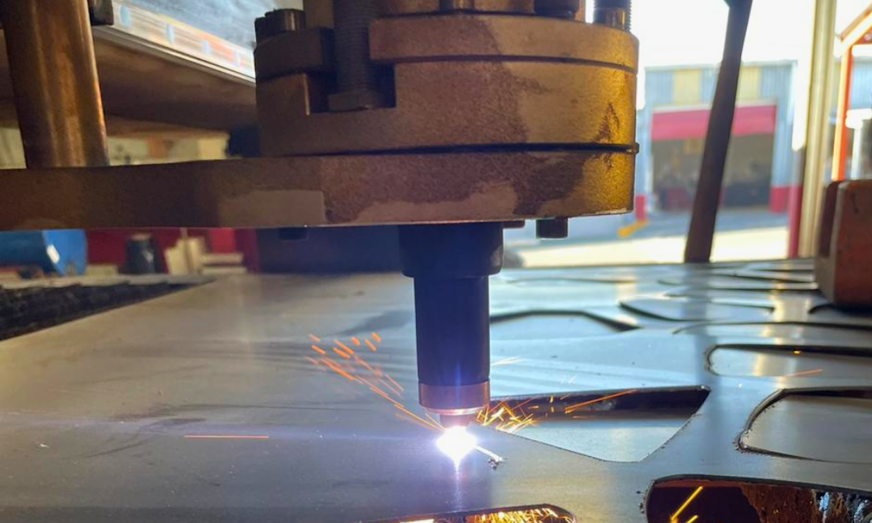 Diseño personalizado de celosías, letreros y cortes industriales para espacios únicos